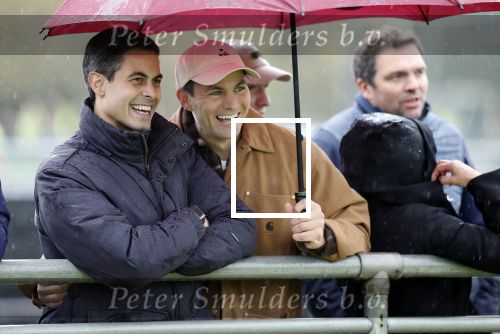 Den Haag 2 november 2025
Rob Jetten gaat bij de hockeywedstrijd klein Zwitserland- Bloemendaal kijken . 
Partner Nicolas Keenan doet alleen tijdens de warming up mee ivm een blessure . 
Daarna kikjken ze samen in de regen onder een paraplu naar de wedstrijd.