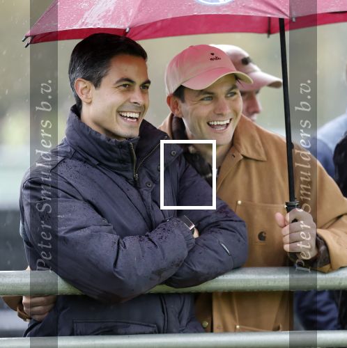 Den Haag 2 november 2025
Rob Jetten gaat bij de hockeywedstrijd klein Zwitserland- Bloemendaal kijken . 
Partner Nicolas Keenan doet alleen tijdens de warming up mee ivm een blessure . 
Daarna kikjken ze samen in de regen onder een paraplu naar de wedstrijd.
