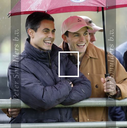 Den Haag 2 november 2025
Rob Jetten gaat bij de hockeywedstrijd klein Zwitserland- Bloemendaal kijken . 
Partner Nicolas Keenan doet alleen tijdens de warming up mee ivm een blessure . 
Daarna kikjken ze samen in de regen onder een paraplu naar de wedstrijd.