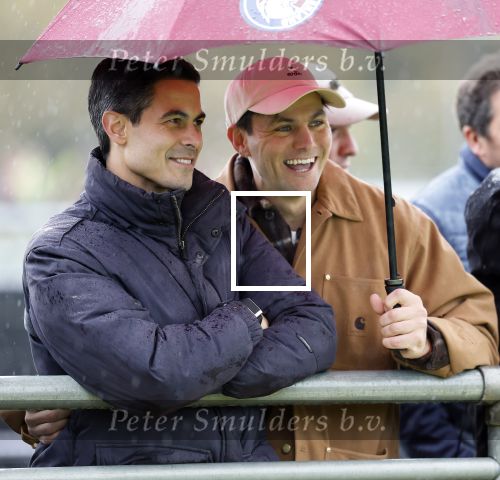 Den Haag 2 november 2025
Rob Jetten gaat bij de hockeywedstrijd klein Zwitserland- Bloemendaal kijken . 
Partner Nicolas Keenan doet alleen tijdens de warming up mee ivm een blessure . 
Daarna kikjken ze samen in de regen onder een paraplu naar de wedstrijd.