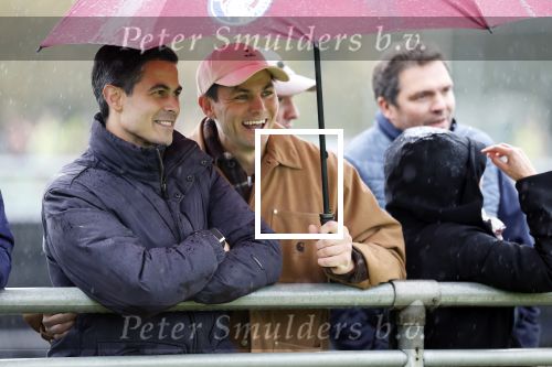 Den Haag 2 november 2025
Rob Jetten gaat bij de hockeywedstrijd klein Zwitserland- Bloemendaal kijken . 
Partner Nicolas Keenan doet alleen tijdens de warming up mee ivm een blessure . 
Daarna kikjken ze samen in de regen onder een paraplu naar de wedstrijd.