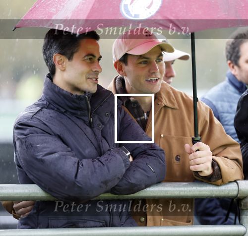 Den Haag 2 november 2025
Rob Jetten gaat bij de hockeywedstrijd klein Zwitserland- Bloemendaal kijken . 
Partner Nicolas Keenan doet alleen tijdens de warming up mee ivm een blessure . 
Daarna kikjken ze samen in de regen onder een paraplu naar de wedstrijd.