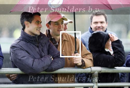 Den Haag 2 november 2025
Rob Jetten gaat bij de hockeywedstrijd klein Zwitserland- Bloemendaal kijken . 
Partner Nicolas Keenan doet alleen tijdens de warming up mee ivm een blessure . 
Daarna kikjken ze samen in de regen onder een paraplu naar de wedstrijd.