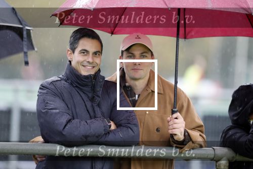 Den Haag 2 november 2025
Rob Jetten gaat bij de hockeywedstrijd klein Zwitserland- Bloemendaal kijken . 
Partner Nicolas Keenan doet alleen tijdens de warming up mee ivm een blessure . 
Daarna kikjken ze samen in de regen onder een paraplu naar de wedstrijd.