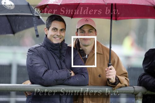 Den Haag 2 november 2025
Rob Jetten gaat bij de hockeywedstrijd klein Zwitserland- Bloemendaal kijken . 
Partner Nicolas Keenan doet alleen tijdens de warming up mee ivm een blessure . 
Daarna kikjken ze samen in de regen onder een paraplu naar de wedstrijd.
