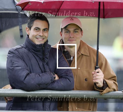 Den Haag 2 november 2025
Rob Jetten gaat bij de hockeywedstrijd klein Zwitserland- Bloemendaal kijken . 
Partner Nicolas Keenan doet alleen tijdens de warming up mee ivm een blessure . 
Daarna kikjken ze samen in de regen onder een paraplu naar de wedstrijd.