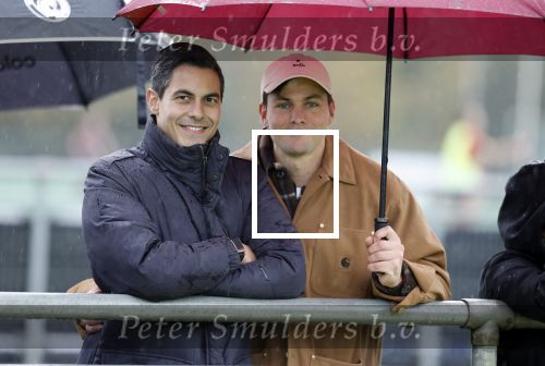 Den Haag 2 november 2025
Rob Jetten gaat bij de hockeywedstrijd klein Zwitserland- Bloemendaal kijken . 
Partner Nicolas Keenan doet alleen tijdens de warming up mee ivm een blessure . 
Daarna kikjken ze samen in de regen onder een paraplu naar de wedstrijd.