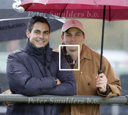 Den Haag 2 november 2025
Rob Jetten gaat bij de hockeywedstrijd klein Zwitserland- Bloemendaal kijken . 
Partner Nicolas Keenan doet alleen tijdens de warming up mee ivm een blessure . 
Daarna kikjken ze samen in de regen onder een paraplu naar de wedstrijd.