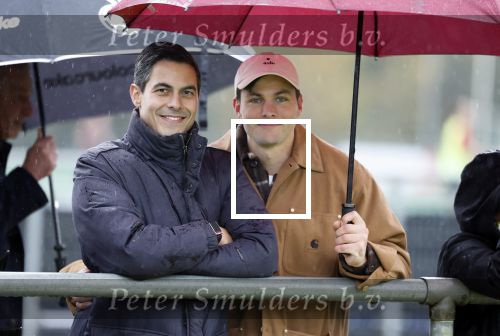 Den Haag 2 november 2025
Rob Jetten gaat bij de hockeywedstrijd klein Zwitserland- Bloemendaal kijken . 
Partner Nicolas Keenan doet alleen tijdens de warming up mee ivm een blessure . 
Daarna kikjken ze samen in de regen onder een paraplu naar de wedstrijd.