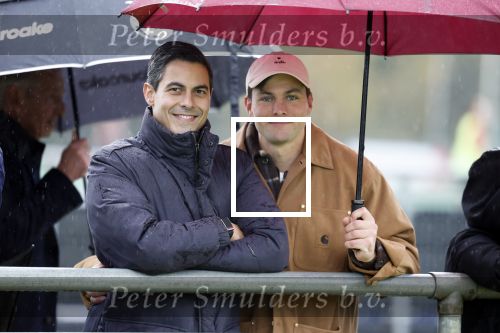 Den Haag 2 november 2025
Rob Jetten gaat bij de hockeywedstrijd klein Zwitserland- Bloemendaal kijken . 
Partner Nicolas Keenan doet alleen tijdens de warming up mee ivm een blessure . 
Daarna kikjken ze samen in de regen onder een paraplu naar de wedstrijd.