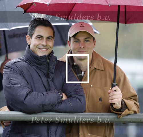 Den Haag 2 november 2025
Rob Jetten gaat bij de hockeywedstrijd klein Zwitserland- Bloemendaal kijken . 
Partner Nicolas Keenan doet alleen tijdens de warming up mee ivm een blessure . 
Daarna kikjken ze samen in de regen onder een paraplu naar de wedstrijd.