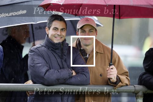 Den Haag 2 november 2025
Rob Jetten gaat bij de hockeywedstrijd klein Zwitserland- Bloemendaal kijken . 
Partner Nicolas Keenan doet alleen tijdens de warming up mee ivm een blessure . 
Daarna kikjken ze samen in de regen onder een paraplu naar de wedstrijd.