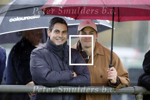 Den Haag 2 november 2025
Rob Jetten gaat bij de hockeywedstrijd klein Zwitserland- Bloemendaal kijken . 
Partner Nicolas Keenan doet alleen tijdens de warming up mee ivm een blessure . 
Daarna kikjken ze samen in de regen onder een paraplu naar de wedstrijd.
