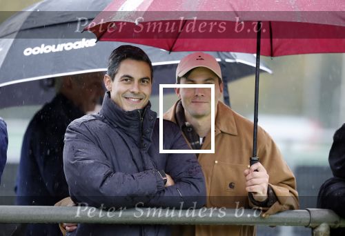 Den Haag 2 november 2025
Rob Jetten gaat bij de hockeywedstrijd klein Zwitserland- Bloemendaal kijken . 
Partner Nicolas Keenan doet alleen tijdens de warming up mee ivm een blessure . 
Daarna kikjken ze samen in de regen onder een paraplu naar de wedstrijd.