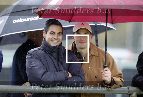 Den Haag 2 november 2025
Rob Jetten gaat bij de hockeywedstrijd klein Zwitserland- Bloemendaal kijken . 
Partner Nicolas Keenan doet alleen tijdens de warming up mee ivm een blessure . 
Daarna kikjken ze samen in de regen onder een paraplu naar de wedstrijd.