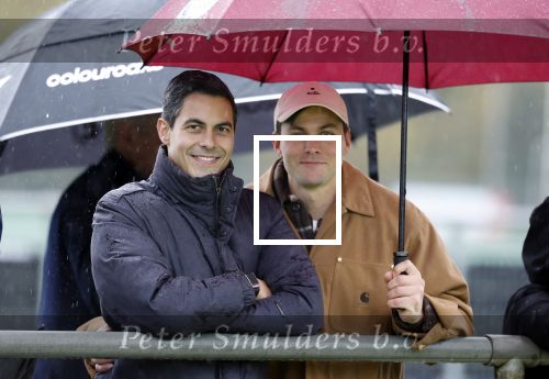 Den Haag 2 november 2025
Rob Jetten gaat bij de hockeywedstrijd klein Zwitserland- Bloemendaal kijken . 
Partner Nicolas Keenan doet alleen tijdens de warming up mee ivm een blessure . 
Daarna kikjken ze samen in de regen onder een paraplu naar de wedstrijd.