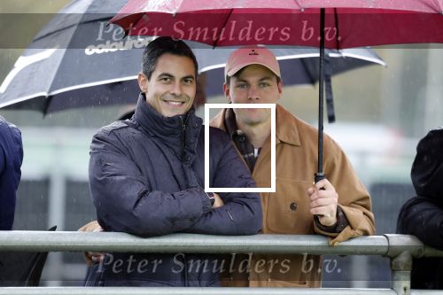 Den Haag 2 november 2025
Rob Jetten gaat bij de hockeywedstrijd klein Zwitserland- Bloemendaal kijken . 
Partner Nicolas Keenan doet alleen tijdens de warming up mee ivm een blessure . 
Daarna kikjken ze samen in de regen onder een paraplu naar de wedstrijd.