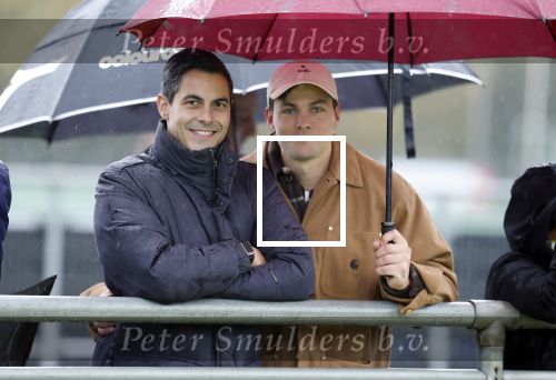 Den Haag 2 november 2025
Rob Jetten gaat bij de hockeywedstrijd klein Zwitserland- Bloemendaal kijken . 
Partner Nicolas Keenan doet alleen tijdens de warming up mee ivm een blessure . 
Daarna kikjken ze samen in de regen onder een paraplu naar de wedstrijd.