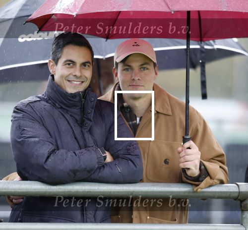 Den Haag 2 november 2025
Rob Jetten gaat bij de hockeywedstrijd klein Zwitserland- Bloemendaal kijken . 
Partner Nicolas Keenan doet alleen tijdens de warming up mee ivm een blessure . 
Daarna kikjken ze samen in de regen onder een paraplu naar de wedstrijd.