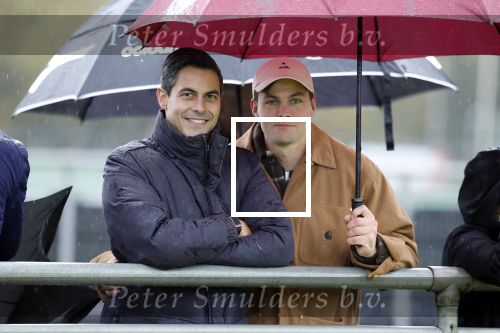 Den Haag 2 november 2025
Rob Jetten gaat bij de hockeywedstrijd klein Zwitserland- Bloemendaal kijken . 
Partner Nicolas Keenan doet alleen tijdens de warming up mee ivm een blessure . 
Daarna kikjken ze samen in de regen onder een paraplu naar de wedstrijd.