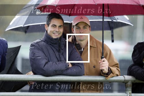 Den Haag 2 november 2025
Rob Jetten gaat bij de hockeywedstrijd klein Zwitserland- Bloemendaal kijken . 
Partner Nicolas Keenan doet alleen tijdens de warming up mee ivm een blessure . 
Daarna kikjken ze samen in de regen onder een paraplu naar de wedstrijd.