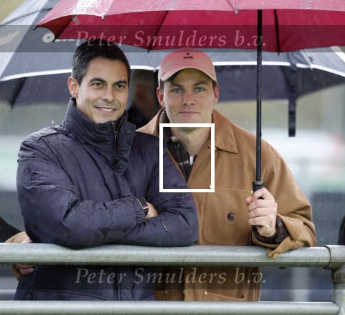 Den Haag 2 november 2025
Rob Jetten gaat bij de hockeywedstrijd klein Zwitserland- Bloemendaal kijken . 
Partner Nicolas Keenan doet alleen tijdens de warming up mee ivm een blessure . 
Daarna kikjken ze samen in de regen onder een paraplu naar de wedstrijd.