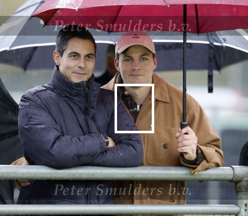 Den Haag 2 november 2025
Rob Jetten gaat bij de hockeywedstrijd klein Zwitserland- Bloemendaal kijken . 
Partner Nicolas Keenan doet alleen tijdens de warming up mee ivm een blessure . 
Daarna kikjken ze samen in de regen onder een paraplu naar de wedstrijd.