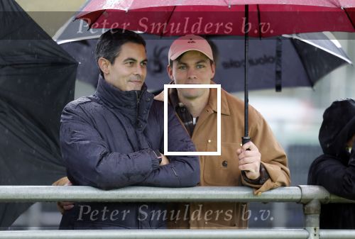 Den Haag 2 november 2025
Rob Jetten gaat bij de hockeywedstrijd klein Zwitserland- Bloemendaal kijken . 
Partner Nicolas Keenan doet alleen tijdens de warming up mee ivm een blessure . 
Daarna kikjken ze samen in de regen onder een paraplu naar de wedstrijd.
