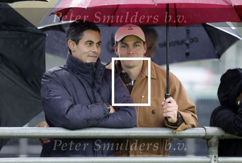 Den Haag 2 november 2025
Rob Jetten gaat bij de hockeywedstrijd klein Zwitserland- Bloemendaal kijken . 
Partner Nicolas Keenan doet alleen tijdens de warming up mee ivm een blessure . 
Daarna kikjken ze samen in de regen onder een paraplu naar de wedstrijd.