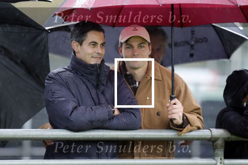 Den Haag 2 november 2025
Rob Jetten gaat bij de hockeywedstrijd klein Zwitserland- Bloemendaal kijken . 
Partner Nicolas Keenan doet alleen tijdens de warming up mee ivm een blessure . 
Daarna kikjken ze samen in de regen onder een paraplu naar de wedstrijd.