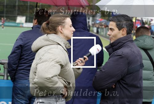 Den Haag 2 november 2025
Rob Jetten gaat bij klein zwitserland- Bloemendaal kijken . Partner Nicolas Keenan doet alleen tijdens de warming up mee ivm een blessure . Daarna kikjken ze samen in de regen onder een paraplu naar de wedstrijd. Rob Jetten heeft interview met de NOS