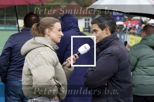 Den Haag 2 november 2025
Rob Jetten gaat bij klein zwitserland- Bloemendaal kijken . Partner Nicolas Keenan doet alleen tijdens de warming up mee ivm een blessure . Daarna kikjken ze samen in de regen onder een paraplu naar de wedstrijd. Rob Jetten heeft interview met de NOS