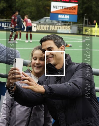 Den Haag 2 november 2025
Rob Jetten gaat bij klein zwitserland- Bloemendaal kijken . Partner Nicolas Keenan doet alleen tijdens de warming up mee ivm een blessure . Daarna kikjken ze samen in de regen onder een paraplu naar de wedstrijd. Rob Jetten gaat met jeugdige fans op de foto