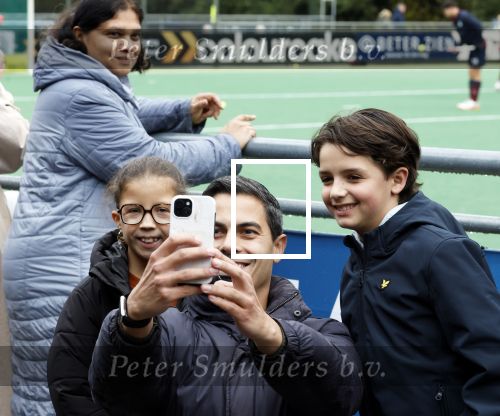 Den Haag 2 november 2025
Rob Jetten gaat bij klein zwitserland- Bloemendaal kijken . Partner Nicolas Keenan doet alleen tijdens de warming up mee ivm een blessure . Daarna kikjken ze samen in de regen onder een paraplu naar de wedstrijd. Rob Jetten gaat met jeugdige fans op de foto
