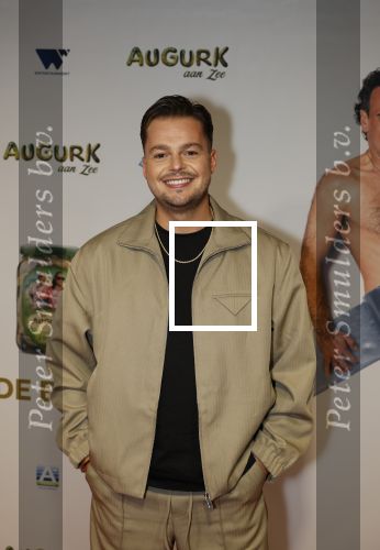 Amsterdam 4 november 2025
Premiere Augurk aan zee in Tuschinski met de cast die bestaat uit oa Monic Hendrickx Martin v Waardenberg Olga Zuiderhoek Jelka v Houten Frank Lammers Peter v d Begin en Tibor Lukacs. Robert v Hemert heeft de titelsong geschreven .