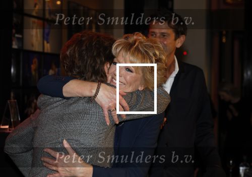 Amsterdam 26 oktober 2025
Boekpresentatie boek over 80 jaar het DeLaMar theater . Simone Kleinsma kreg uit handen van Janine v d Ende en Joop v d Ende het eerste exemplaar.