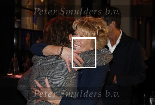 Amsterdam 26 oktober 2025
Boekpresentatie boek over 80 jaar het DeLaMar theater . Simone Kleinsma kreg uit handen van Janine v d Ende en Joop v d Ende het eerste exemplaar.