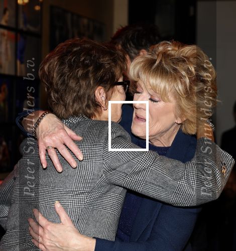 Amsterdam 26 oktober 2025
Boekpresentatie boek over 80 jaar het DeLaMar theater . Simone Kleinsma kreg uit handen van Janine v d Ende en Joop v d Ende het eerste exemplaar.