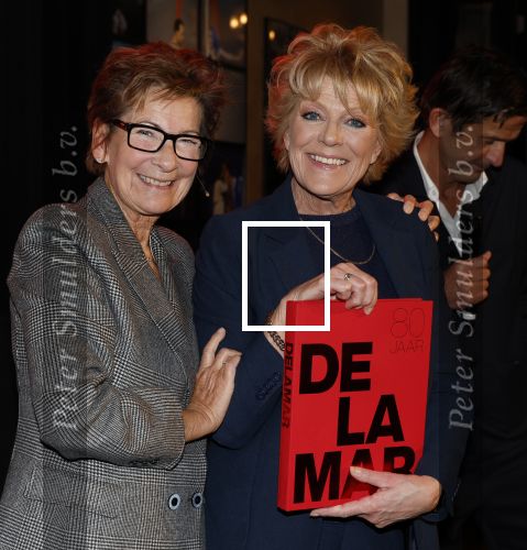 Amsterdam 26 oktober 2025
Boekpresentatie boek over 80 jaar het DeLaMar theater . Simone Kleinsma kreg uit handen van Janine v d Ende en Joop v d Ende het eerste exemplaar.