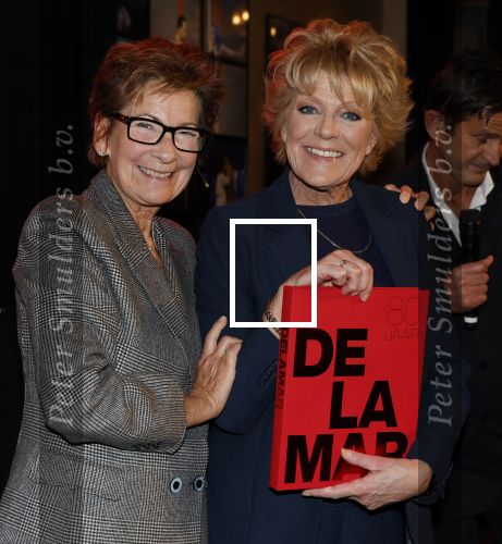 Amsterdam 26 oktober 2025
Boekpresentatie boek over 80 jaar het DeLaMar theater . Simone Kleinsma kreg uit handen van Janine v d Ende en Joop v d Ende het eerste exemplaar.