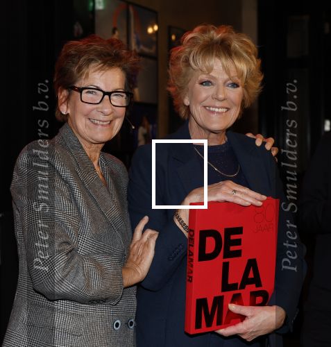 Amsterdam 26 oktober 2025
Boekpresentatie boek over 80 jaar het DeLaMar theater . Simone Kleinsma kreg uit handen van Janine v d Ende en Joop v d Ende het eerste exemplaar.