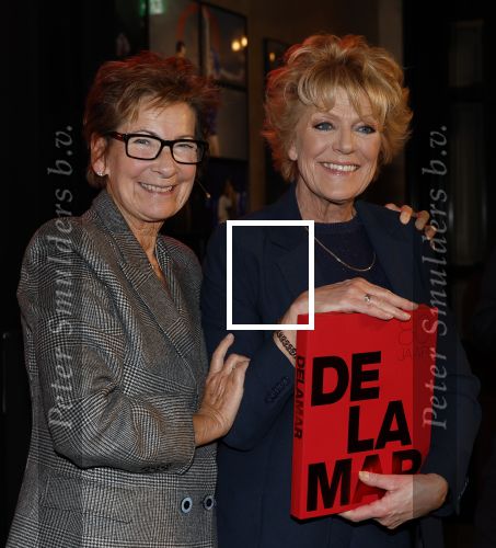 Amsterdam 26 oktober 2025
Boekpresentatie boek over 80 jaar het DeLaMar theater . Simone Kleinsma kreg uit handen van Janine v d Ende en Joop v d Ende het eerste exemplaar.