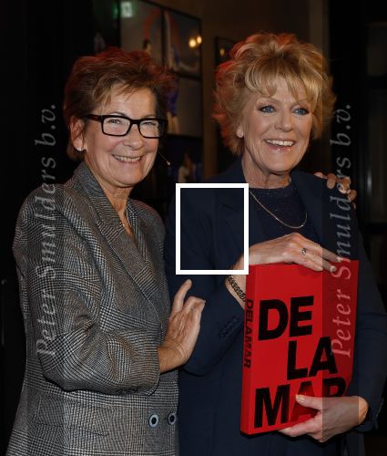 Amsterdam 26 oktober 2025
Boekpresentatie boek over 80 jaar het DeLaMar theater . Simone Kleinsma kreg uit handen van Janine v d Ende en Joop v d Ende het eerste exemplaar.