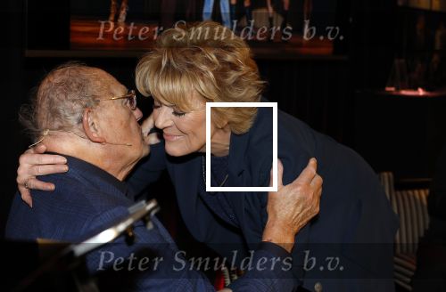 Amsterdam 26 oktober 2025
Boekpresentatie boek over 80 jaar het DeLaMar theater . Simone Kleinsma kreg uit handen van Janine v d Ende en Joop v d Ende het eerste exemplaar.