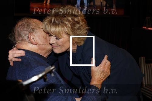 Amsterdam 26 oktober 2025
Boekpresentatie boek over 80 jaar het DeLaMar theater . Simone Kleinsma kreg uit handen van Janine v d Ende en Joop v d Ende het eerste exemplaar.