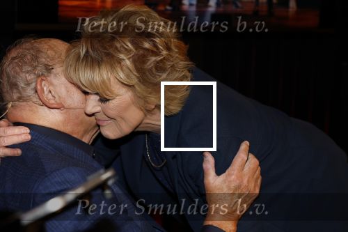 Amsterdam 26 oktober 2025
Boekpresentatie boek over 80 jaar het DeLaMar theater . Simone Kleinsma kreg uit handen van Janine v d Ende en Joop v d Ende het eerste exemplaar.