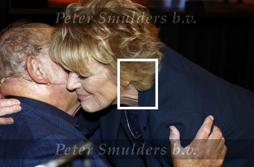 Amsterdam 26 oktober 2025
Boekpresentatie boek over 80 jaar het DeLaMar theater . Simone Kleinsma kreg uit handen van Janine v d Ende en Joop v d Ende het eerste exemplaar.