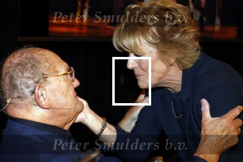 Amsterdam 26 oktober 2025
Boekpresentatie boek over 80 jaar het DeLaMar theater . Simone Kleinsma kreg uit handen van Janine v d Ende en Joop v d Ende het eerste exemplaar.