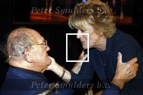 Amsterdam 26 oktober 2025
Boekpresentatie boek over 80 jaar het DeLaMar theater . Simone Kleinsma kreg uit handen van Janine v d Ende en Joop v d Ende het eerste exemplaar.
