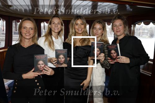 Amsterdam 18 november 2025
Boekpresentatie Stephanie Tency op een mooie salonboot. Stephanie Tency met mensen van uitgeverij